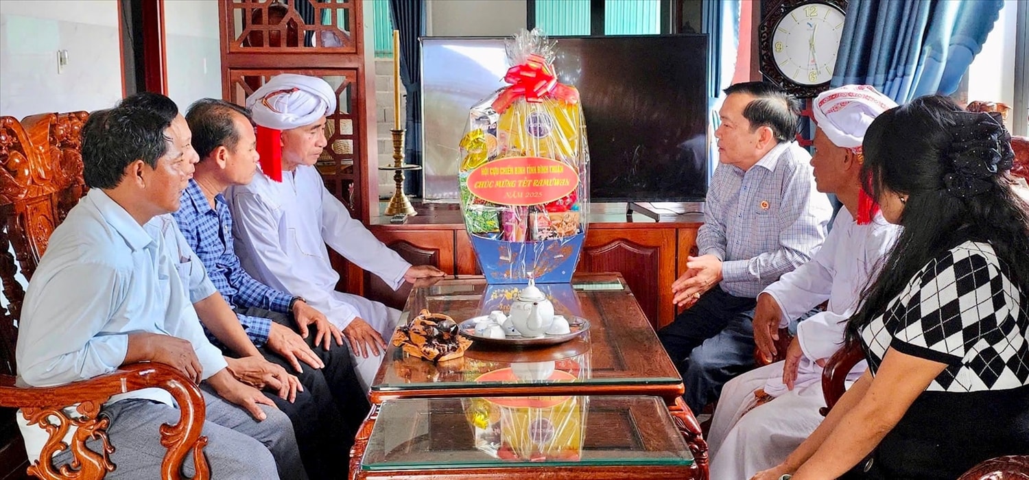 Thường trực Hội Cựu chiến binh tỉnh Bình Thuận thăm chúc Tết Ramưwan ở xã Lạc Tánh (huyện Tánh Linh). Thường trực Hội Cựu chiến binh tỉnh Bình Thuận thăm chúc Tết Ramưwan ở xã Lạc Tánh (huyện Tánh Linh).