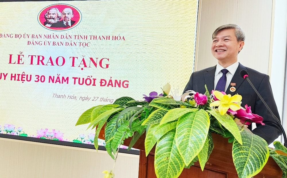 Trao tặng Huy hiệu 30 năm tuổi Đảng cho Trưởng Ban Dân tộc tỉnh Thanh Hóa 