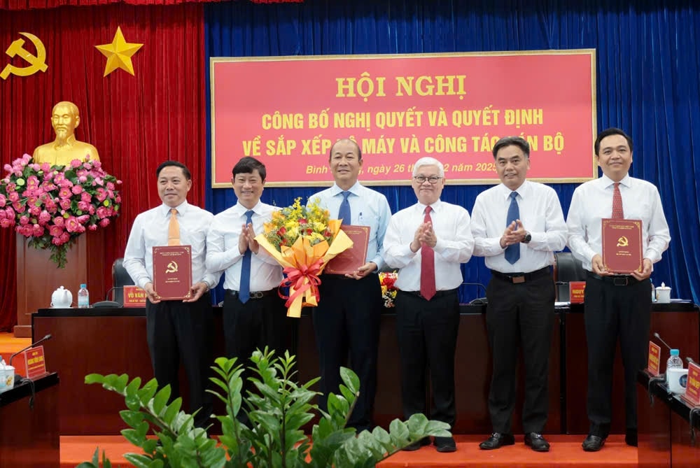 Ông Trịnh Đức Tài (thứ 3 từ trái sang) nhận quyết định bổ nhiệm Giám đốc Sở Dân tộc và Tôn giáo Ông Trịnh Đức Tài (thứ 3 từ trái sang) nhận quyết định bổ nhiệm Giám đốc Sở Dân tộc và Tôn giáo