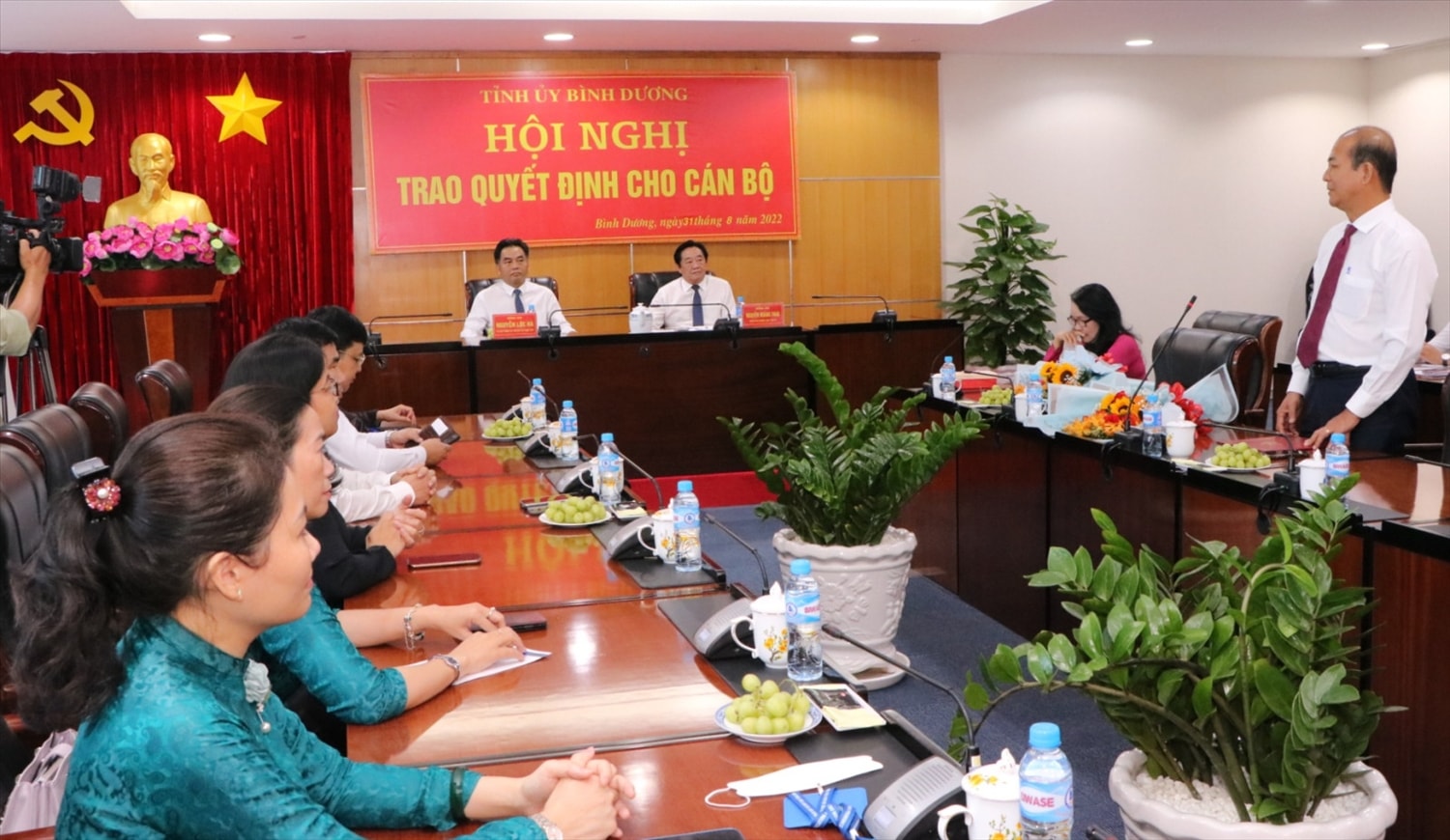 Ông Trịnh Đức tài (người đứng) Giám đốc đầu tiên của Sở Dân tộc và Tôn giáo tỉnh Bình Dương Ông Trịnh Đức tài (người đứng) Giám đốc đầu tiên của Sở Dân tộc và Tôn giáo tỉnh Bình Dương