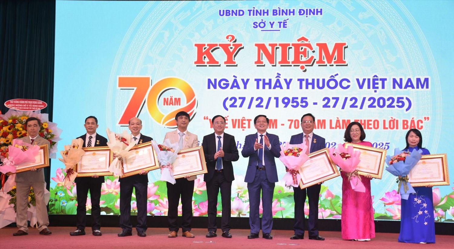 Lãnh đạo Bình Định thừa ủy quyền của Chủ tịch nước trao trao danh hiệu Thầy thuốc ưu tú cho 7 cá nhân. Lãnh đạo Bình Định thừa ủy quyền của Chủ tịch nước trao trao danh hiệu Thầy thuốc ưu tú cho 7 cá nhân.