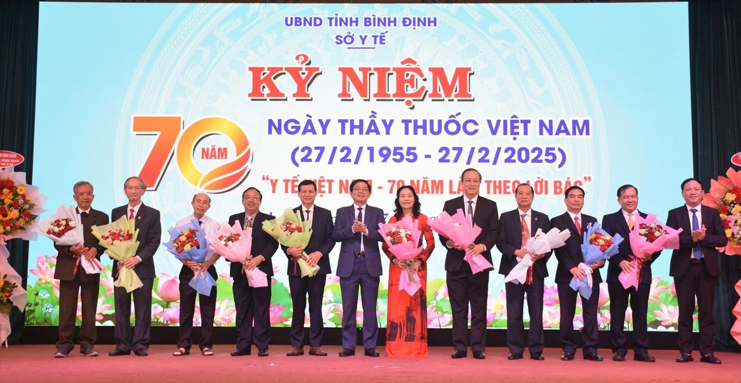 Trao danh hiệu Thầy thuốc Nhân dân cho 10 cá nhân trên địa bàn tỉnh Bình Định. Trao danh hiệu Thầy thuốc Nhân dân cho 10 cá nhân trên địa bàn tỉnh Bình Định.