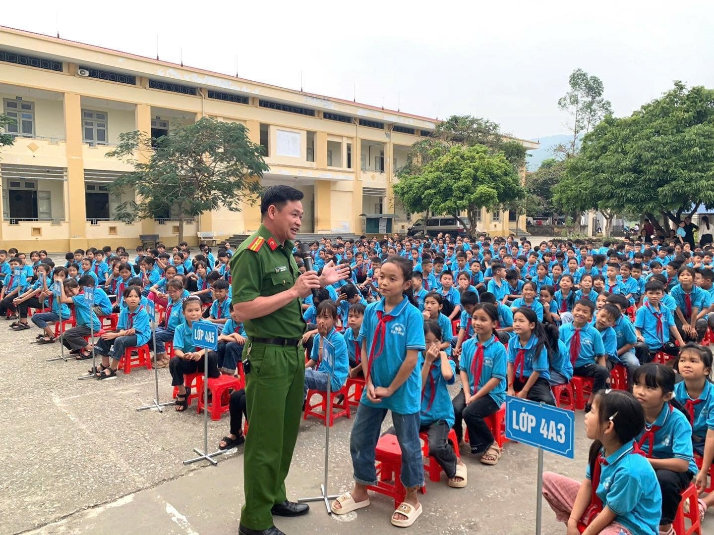 Công an huyện Sơn Dương phổ biến giáo dục pháp luật tới học sinh (Ảnh: Công an Sơn Dương) Công an huyện Sơn Dương phổ biến giáo dục pháp luật tới học sinh (Ảnh: Công an Sơn Dương)