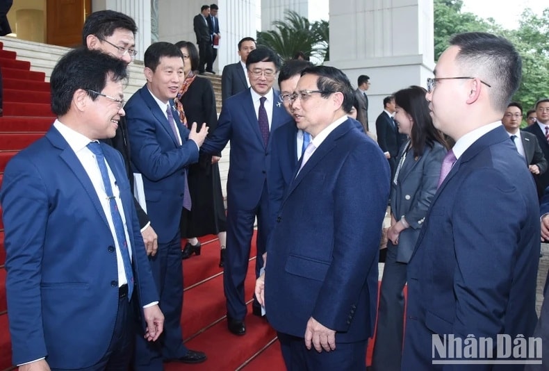 Thủ tướng Phạm Minh Chính trao đổi với lãnh đạo các tập đoàn, tổng công ty Trung Quốc và Việt Nam tham dự Tọa đàm (Ảnh: TRẦN HẢI) Thủ tướng Phạm Minh Chính trao đổi với lãnh đạo các tập đoàn, tổng công ty Trung Quốc và Việt Nam tham dự Tọa đàm (Ảnh: TRẦN HẢI)