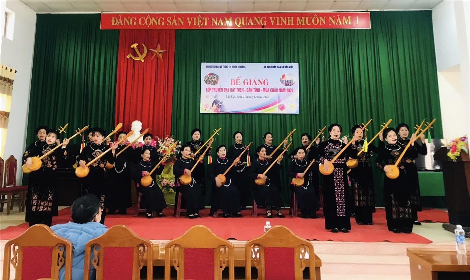 Nhờ triển thực hiện khai tốt Dự án 6 đã góp phần khôi phục nhiều giá trị văn hóa truyền thống, tạo ra các sản phẩm du lịch độc đáo, thu hút khách du lịch đến với Lạng Sơn Nhờ triển thực hiện khai tốt Dự án 6 đã góp phần khôi phục nhiều giá trị văn hóa truyền thống, tạo ra các sản phẩm du lịch độc đáo, thu hút khách du lịch đến với Lạng Sơn