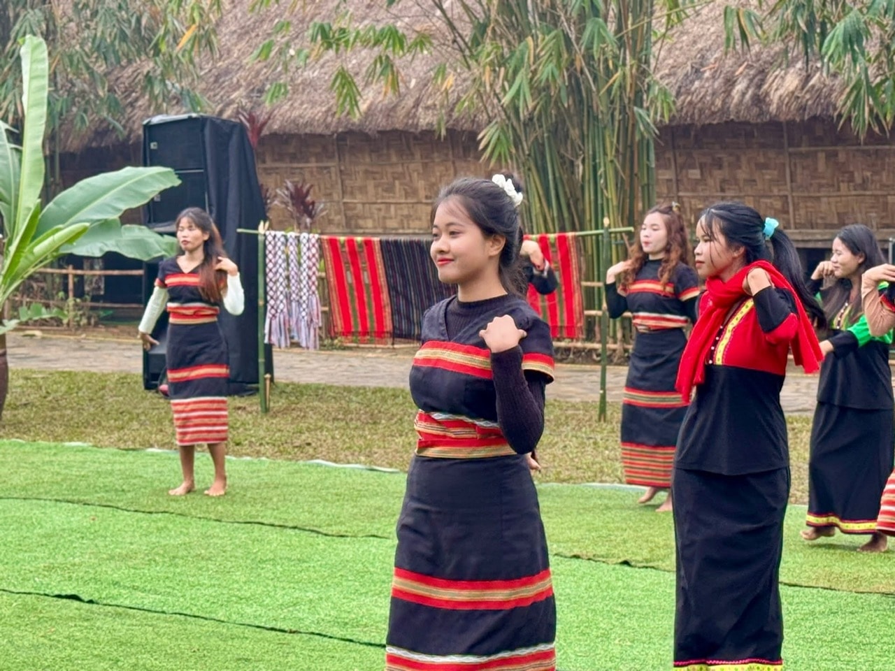 Các hoạt động thiết thực, có ý nghĩa gắn với tình yêu và trách nhiệm của thế hệ trẻ với văn hoá dân tộc, cùng với các lễ hội và hoạt động dân ca, dân vũ mang không khí của mùa xuân Các hoạt động thiết thực, có ý nghĩa gắn với tình yêu và trách nhiệm của thế hệ trẻ với văn hoá dân tộc, cùng với các lễ hội và hoạt động dân ca, dân vũ mang không khí của mùa xuân