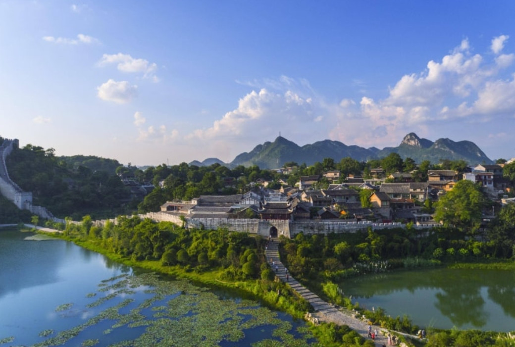 Phố cổ Thanh Nham (Thanh Nham cổ trấn)  nằm ở ngoại ô phía nam thành phố Quý Dương, tỉnh Quý Châu, Trung Quốc