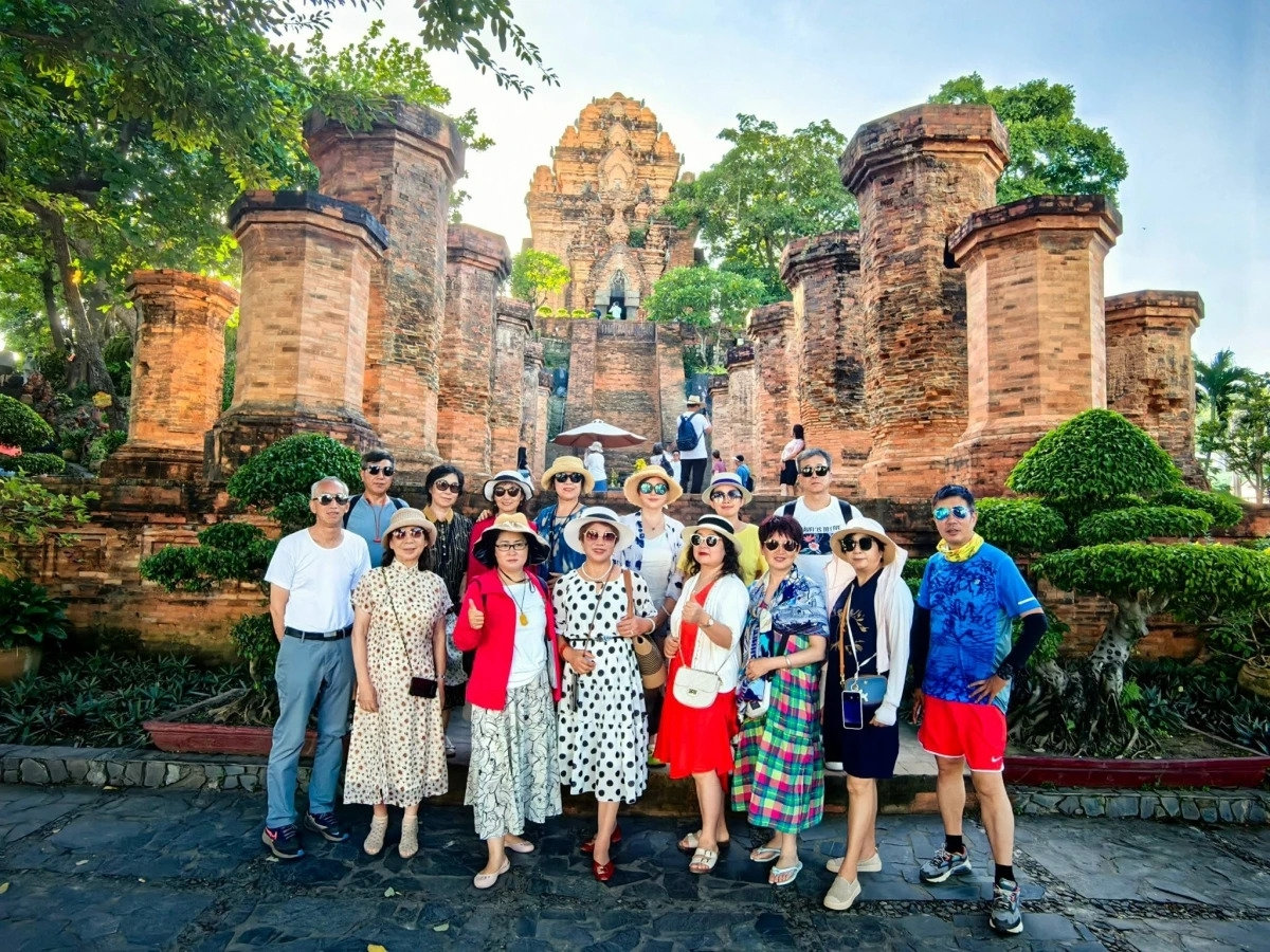Khách du lịch Trung Quốc tham quan Khánh Hòa. Ảnh: Lê Tú