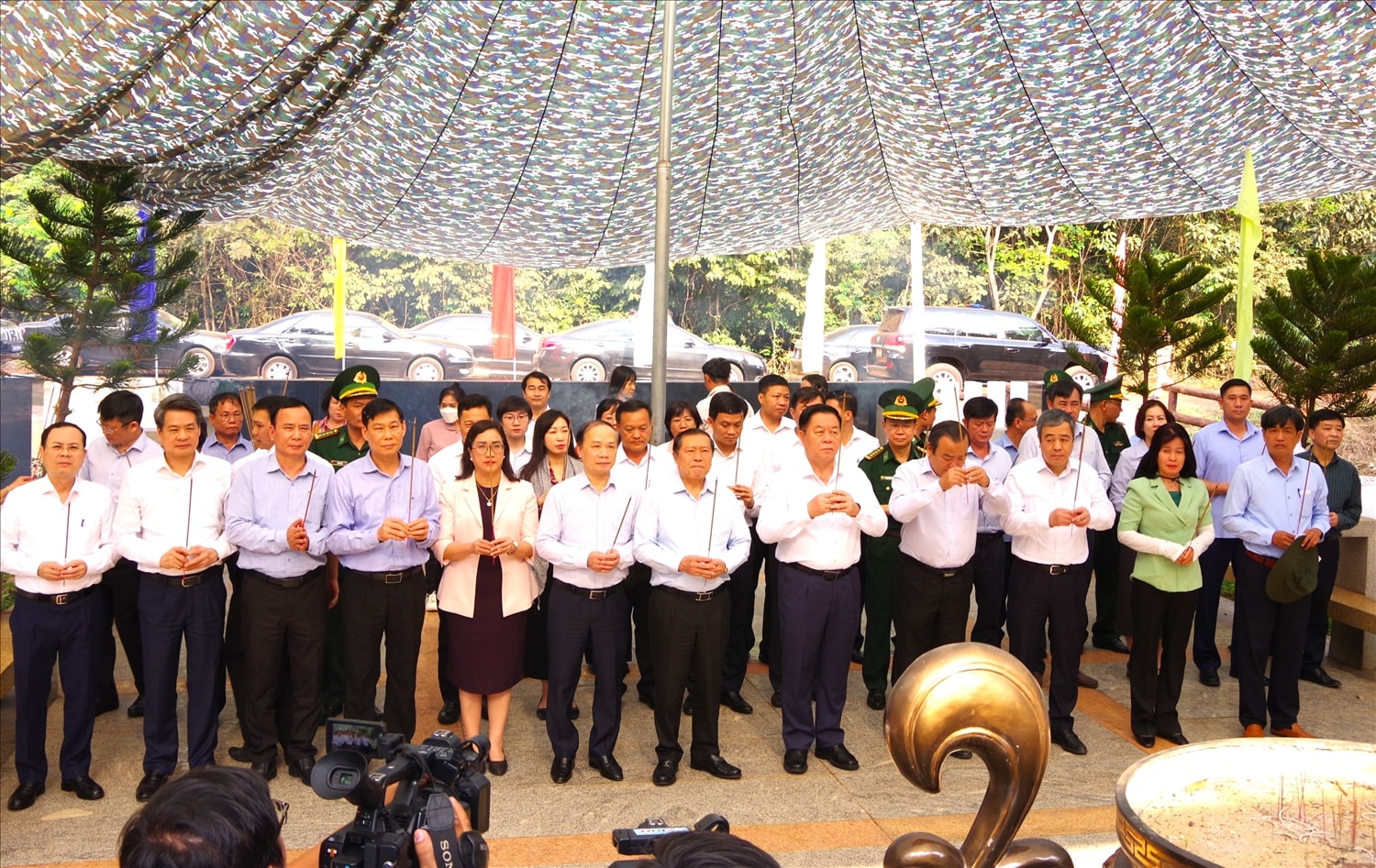 Đoàn công tác Ban Tuyên giáo và Dân vận Trung ương dâng hương tại Khu di tích Ban Tuyên huấn Trung ương Cục miền Nam thuộc huyện Tân Biên, tỉnh Tây Ninh  ( ảnh Lê Khoa)