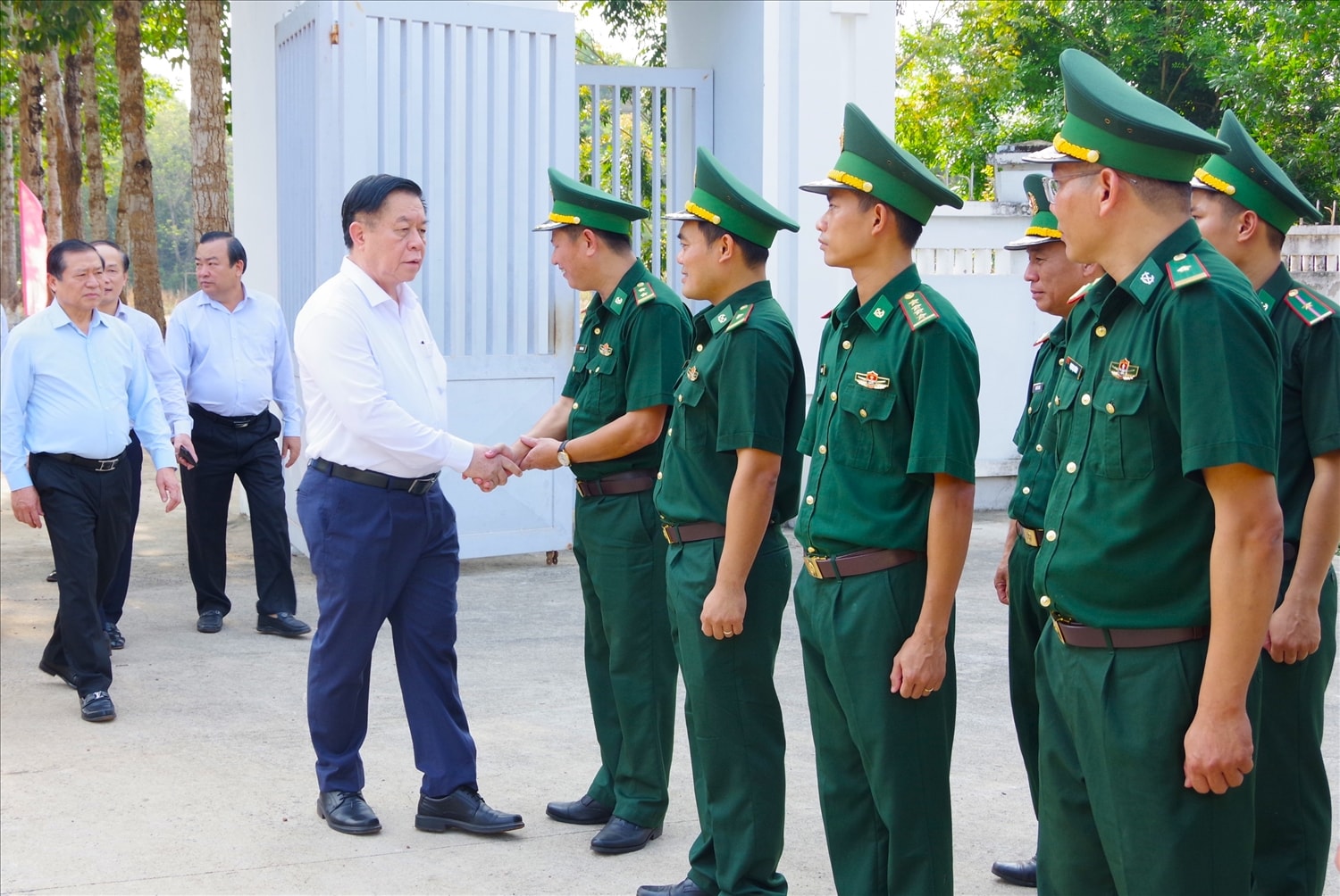 Đồng chí Nguyễn Trọng Nghĩa, Ủy viên Bộ Chính trị, Bí thư Trung ương Đảng, Trưởng Ban Tuyên giáo và Dân vận Trung ương đến thăm  cán bộ, chiến sĩ  ĐBP Tân Phú ( Tây Ninh) 