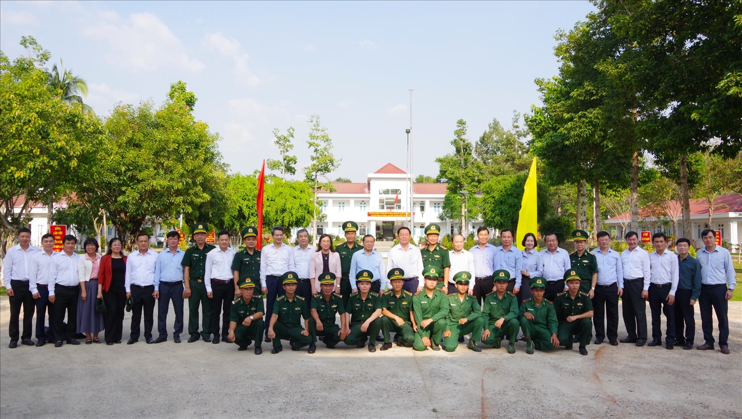  Đoàn công tác chụp ảnh lưu niệm cùng  cán bộ, chiến sĩ Đồn Biên phòng Tân Phú, thuộc BĐBP tỉnh Tây Ninh ( ảnh Lê Khoa)