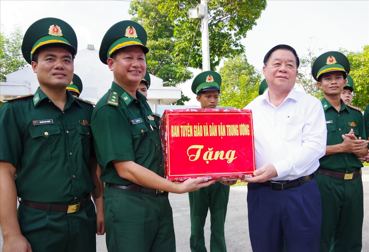 Đồng chí Nguyễn Trọng Nghĩa, Ủy viên Bộ Chính trị, Bí thư Trung ương Đảng, Trưởng Ban Tuyên giáo và Dân vận Trung ương tặng quà chúc  mừng cán bộ, chiến sĩ ĐBP Tân Phú nhân dịp Ngày Truyền thống BĐBP 3/3