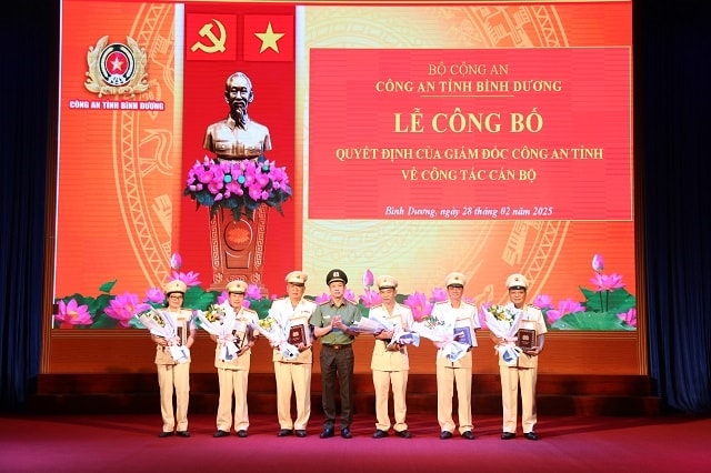 Đại tá Tạ Văn Đẹp (giữa) Giám đốc Công an tỉnh Bình Dương trao quyết định nghỉ hưu trước tuổi cho cán bộ công an tỉnh Đại tá Tạ Văn Đẹp (giữa) Giám đốc Công an tỉnh Bình Dương trao quyết định nghỉ hưu trước tuổi cho cán bộ công an tỉnh