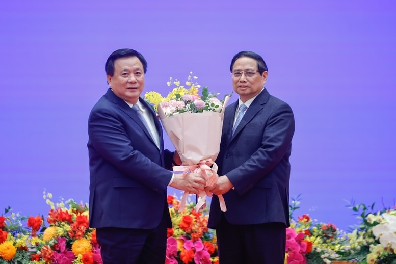 Chủ tịch Hội đồng Lý luận Trung ương, Giám đốc Học viện Chính trị Quốc gia Hồ Chí Minh Nguyễn Xuân Thắng chúc mừng Thủ tướng Phạm Minh Chính nhận danh hiệu 