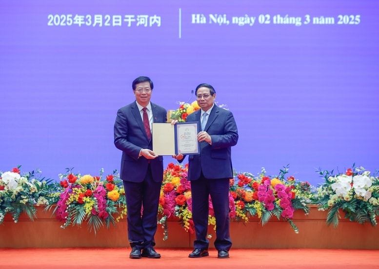 GS.TS. Khưu Dũng, Bí thư Đảng ủy Đại học Thanh Hoa, Viện sĩ Viện Khoa học Trung Quốc trao tặng Thủ tướng Phạm Minh Chính danh hiệu 
