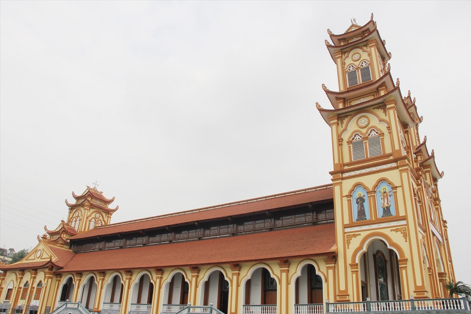 Giáo đường có chiều dài 72m, chiều rộng 24m. Phía trước là gác chuông với cụm 3 tháp liên hoàn, cao 37m. Phần mái ngói của các ngọn tháp được thiết kế hai tầng, đầu đao cong vút, tạo nên nét mềm mại, uyển chuyển nhưng vẫn uy nghi, bề thế.