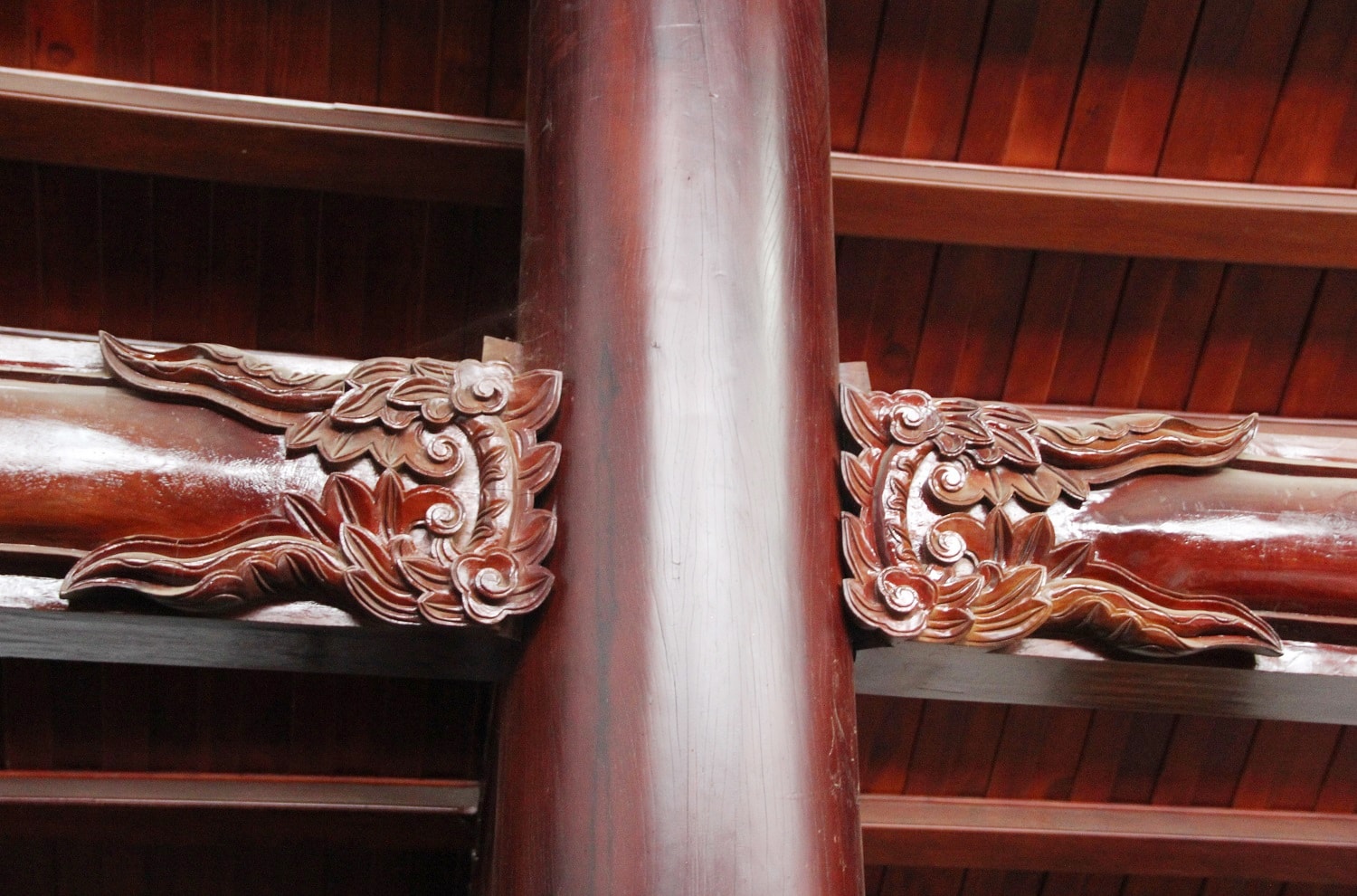 Trên khung gỗ nhà thờ, nhiều kết cấu gỗ như đầu xà, đầu hạ... được điêu khắc, chạm trổ tinh xảo.  