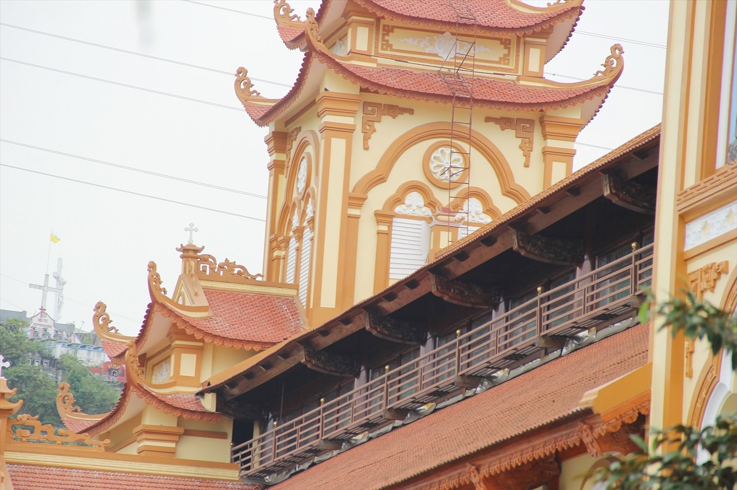 Bên cạnh đó, khoảng không giữa hai tầng mái được lắp kính và trang trí bằng các hoa văn cách điệu, vừa tạo điểm nhấn thẩm mỹ vừa giúp không gian thêm thoáng đãng.