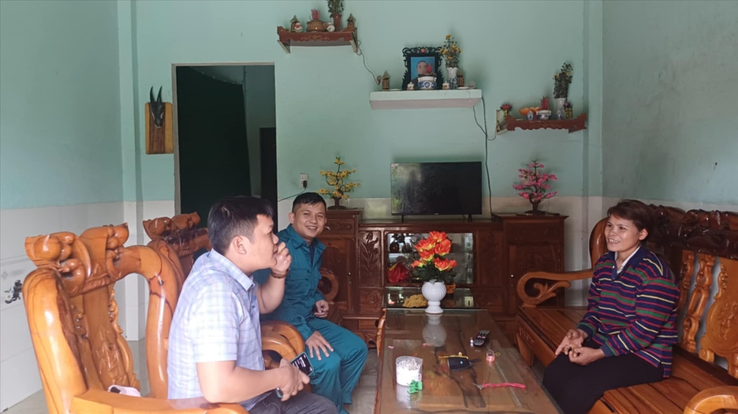 Chị Đinh Thị Long chia sẻ niềm vui được về nhà mới với PV. Chị Đinh Thị Long chia sẻ niềm vui được về nhà mới với phóng viên