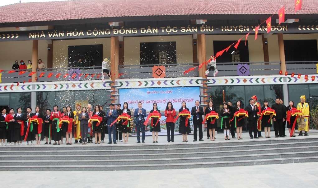 Các đại biểu cắt băng khánh thành, khai trương Làng Văn hóa – Du lịch dân tộc Sán Dìu, xã Bình Dân Các đại biểu cắt băng khánh thành, khai trương Làng Văn hóa – Du lịch dân tộc Sán Dìu, xã Bình Dân