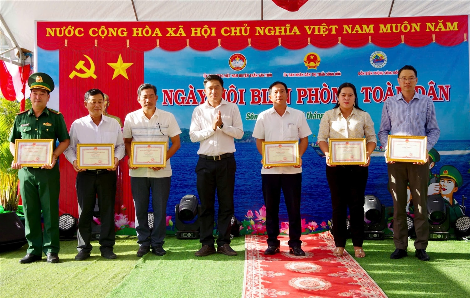 Ông Kiều Minh Tiếng, Phó Chủ tịch UBND huyện Trần Văn Thời tặng giấy khen cho các tập thể, cá nhân có thành tích trong thực hiện Tổng kết 10 thực hiện Chỉ thị 01 của Thủ tướng Chính phủ Ông Kiều Minh Tiếng, Phó Chủ tịch UBND huyện Trần Văn Thời tặng giấy khen cho các tập thể, cá nhân có thành tích trong thực hiện Tổng kết 10 thực hiện Chỉ thị 01 của Thủ tướng Chính phủ
