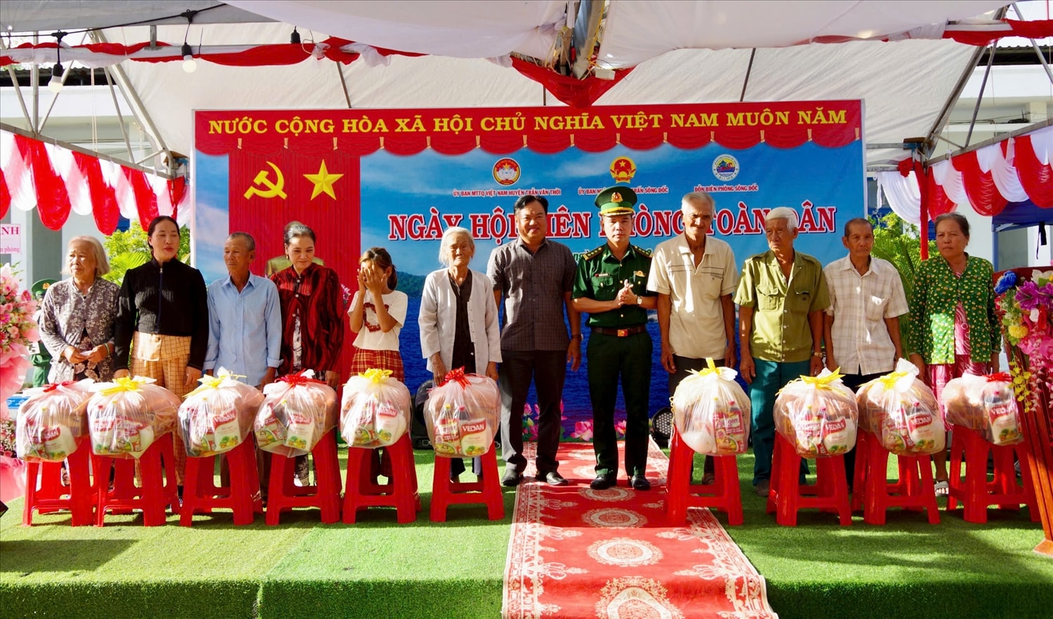 Thượng tá Nguyễn Chí Nguyện, Phó chủ nhiệm Chính trị và lãnh đạo Mặt trận Tổ Quốc huyện U Minh tặng quà cho các gia đình chính sách Thượng tá Nguyễn Chí Nguyện, Phó chủ nhiệm Chính trị và lãnh đạo Mặt trận Tổ Quốc huyện U Minh tặng quà cho các gia đình chính sách