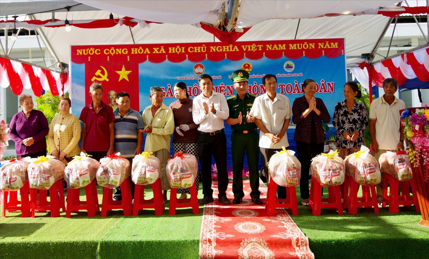 Đại tá Phạm Anh Chương, Chỉ huy trưởng BĐBP tỉnh và lãnh đạo huyện U Minh tặng quà cho các hộ nghèo. Đại tá Phạm Anh Chương, Chỉ huy trưởng BĐBP tỉnh và lãnh đạo huyện U Minh tặng quà cho các hộ nghèo.
