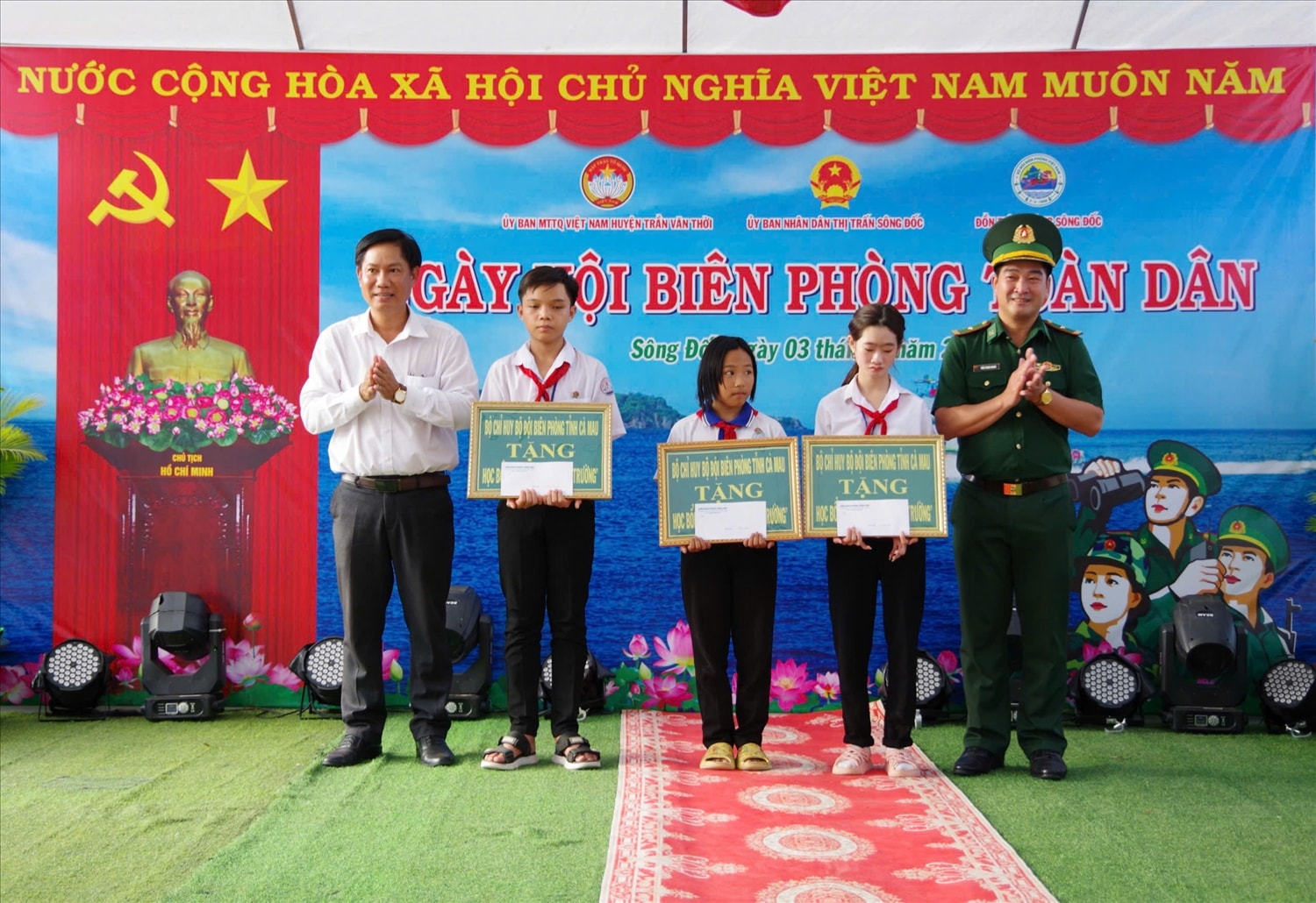 Thiếu tá Trần Thanh Ngoan, Chính trị viên Đồn Biên Sông Đốc và lãnh đạo thị trấn Sông Đốc tặng học bỏng cho các cháu học sinh Thiếu tá Trần Thanh Ngoan, Chính trị viên Đồn Biên Sông Đốc và lãnh đạo thị trấn Sông Đốc tặng học bỏng cho các cháu học sinh