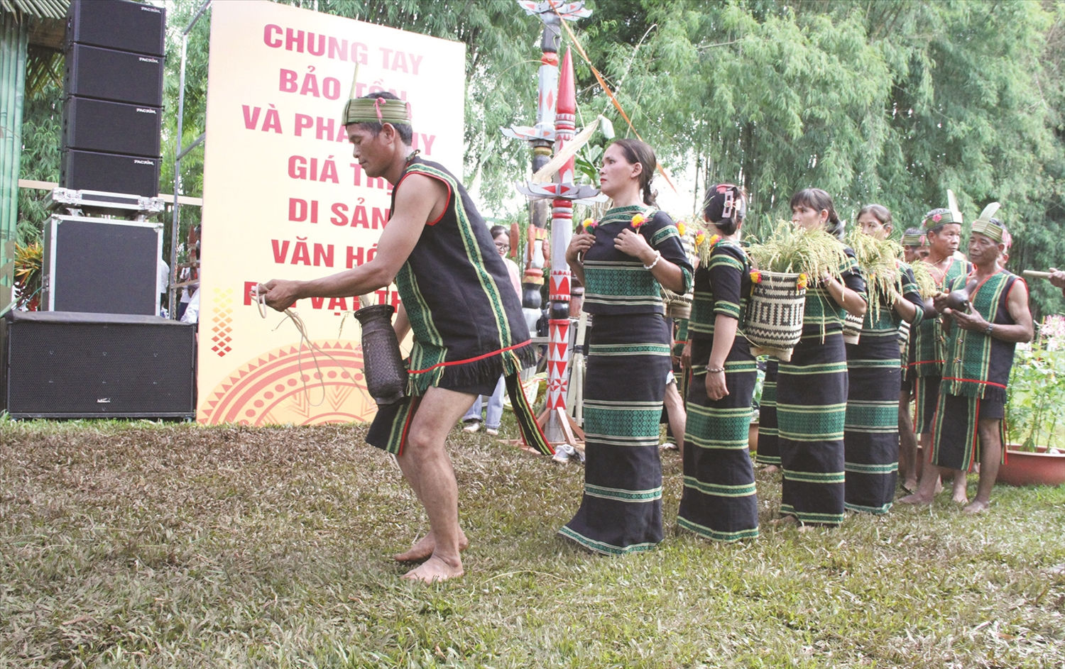 Nghi thức kéo sợi dây từ nơi có những bông lúa thiêng  đến chân cột lễ.
