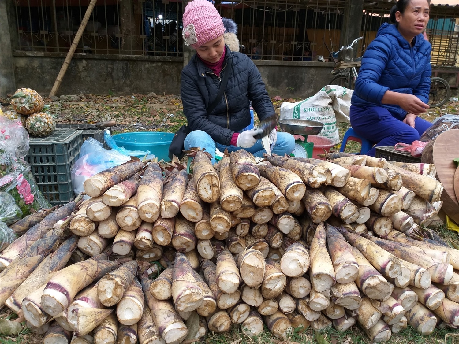 Măng vầu, sản vật không thể thiếu ở chợ phiên Mai Châu.