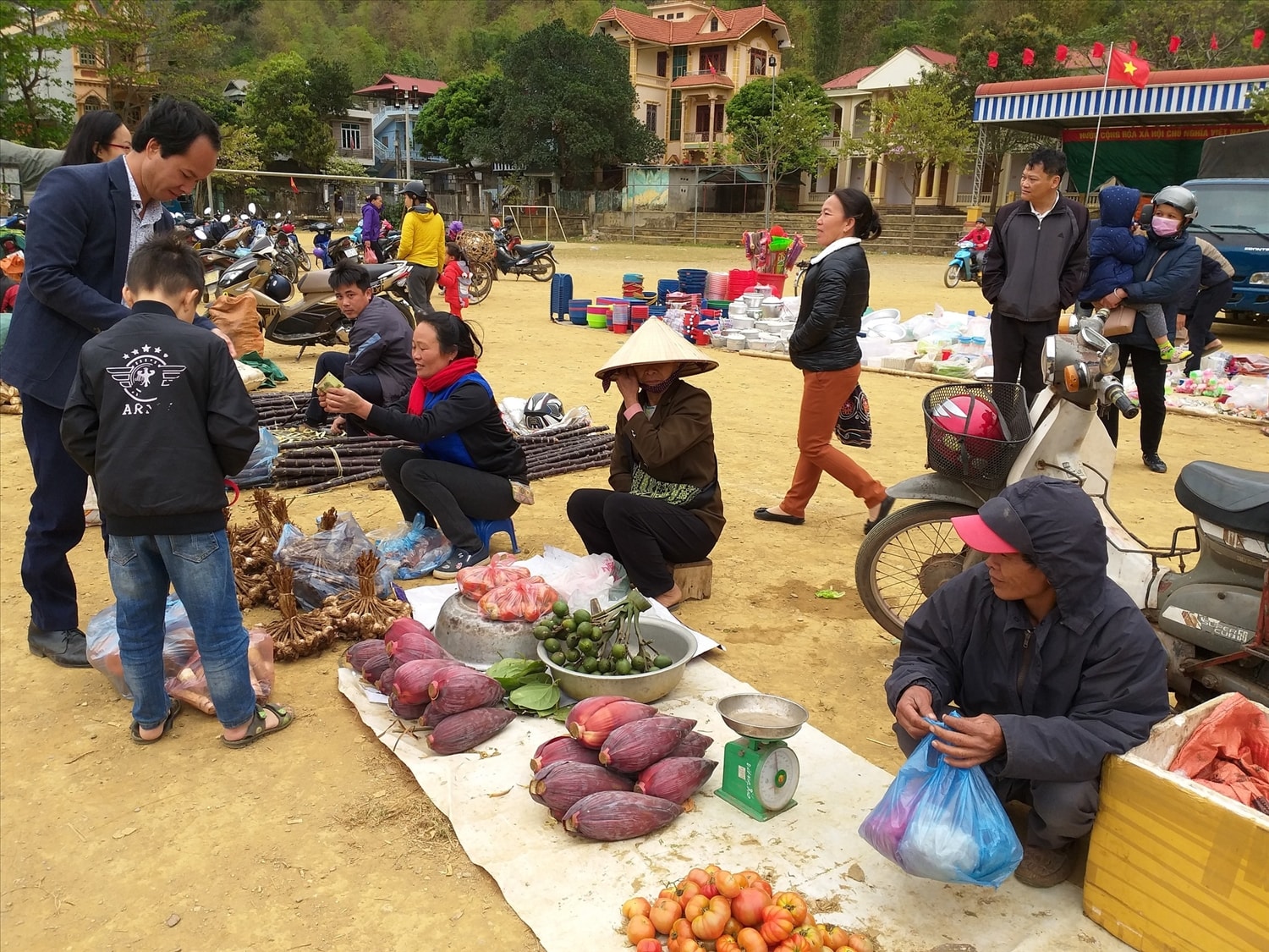 Đồng bào Thái bày bán sản vật ở chợ phiên.