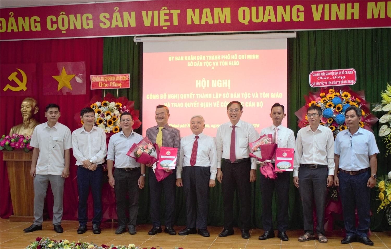 Giám đốc Sở Dân tộc và Tôn giáo TP. Hồ Chí Minh Nguyễn Duy Tân trao quyết định đến cán bộ, công chức tại hội nghị Giám đốc Sở Dân tộc và Tôn giáo TP. Hồ Chí Minh Nguyễn Duy Tân trao quyết định đến cán bộ, công chức tại hội nghị