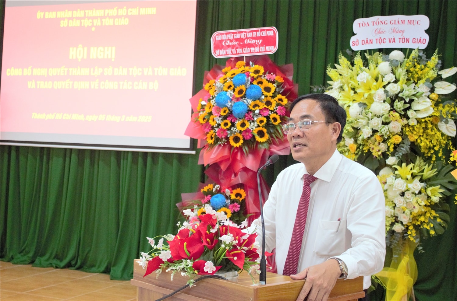 Giám đốc Sở Dân tộc và Tôn giáo TP. Hồ Chí Minh Nguyễn Duy Tân phát biểu tại hội nghị Giám đốc Sở Dân tộc và Tôn giáo TP. Hồ Chí Minh Nguyễn Duy Tân phát biểu tại hội nghị