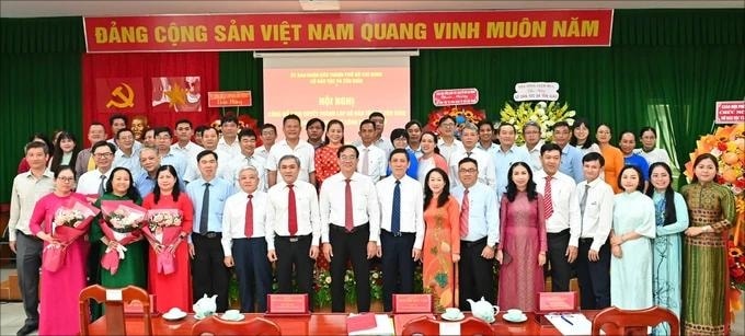 Tập thể cán bộ, công chức, người lao động Sở Dân tộc và Tôn giáo TP. Hồ Chí Minh chụp hình lưu niệm tại hội nghị Tập thể cán bộ, công chức, người lao động Sở Dân tộc và Tôn giáo TP. Hồ Chí Minh chụp hình lưu niệm tại hội nghị