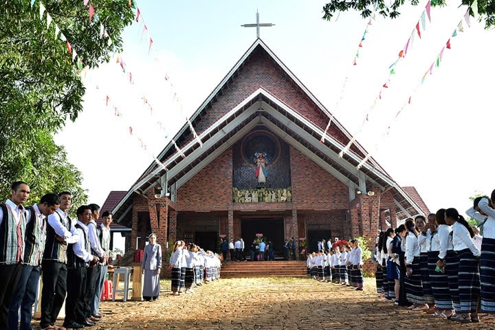Các giáo dân người Chu Ru tham gia sinh hoạt tôn giáo tại nhà thờ. Các giáo dân người Chu Ru tham gia sinh hoạt tôn giáo tại nhà thờ.