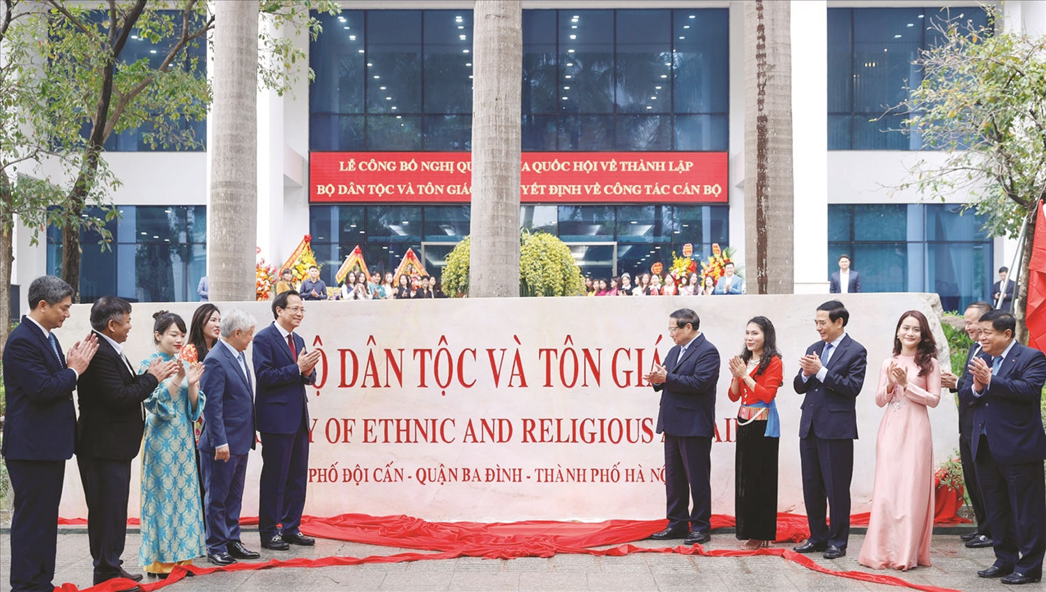 Bộ Dân tộc và Tôn giáo được tổ chức, thành lập sắp xếp tinh gọn với 13 vụ, đơn vị. (Trong ảnh: Thủ tướng Chính phủ Phạm Minh Chính cùng các đồng chí  lãnh đạo Đảng, Nhà nước dự Lễ cắt băng khánh thành biển tên Bộ Dân tộc và  Tôn giáo ngày 1/3/2025)