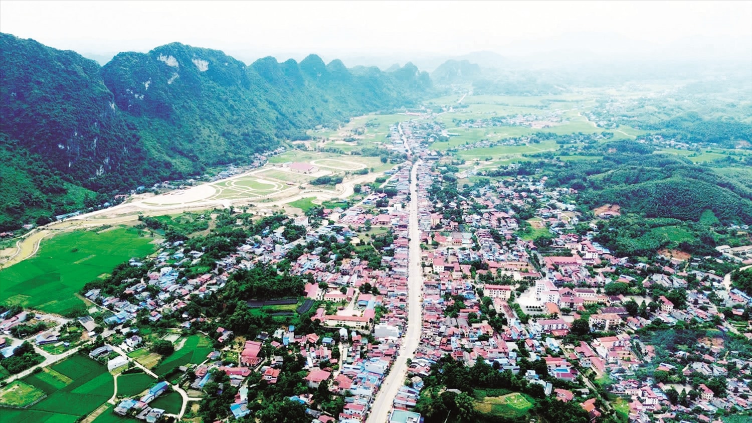 Cơ sở hạ tầng vùng đồng bào DTTS và miền núi được đầu tư giúp người dân phát triển kinh tế, nâng cao đời sống.  (Trong ảnh: Một góc trung tâm huyện Định Hóa, tỉnh Thái Nguyên)