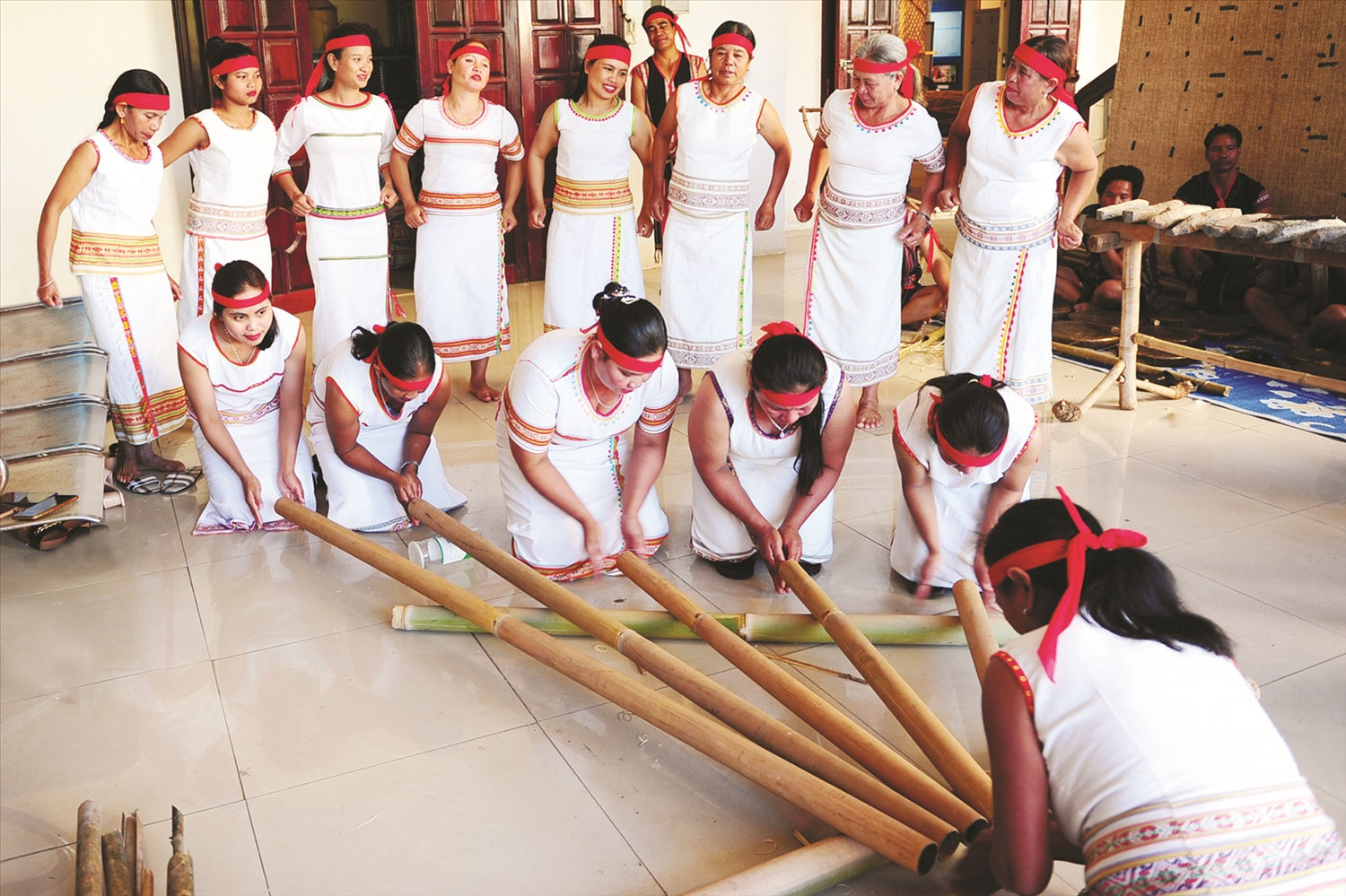Các nghệ nhân say sưa tập luyện, trau chuốt từng động tác trước giờ biểu diễn múa chiêu. Các nghệ nhân say sưa tập luyện, trau chuốt từng động tác trước giờ biểu diễn múa chiêu.