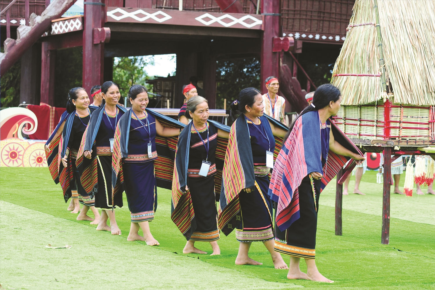 Điệu múa chiêu có tính cộng đồng rất cao, hầu như phụ nữ Hà Lăng nào cũng yêu thích. Điệu múa chiêu có tính cộng đồng rất cao, hầu như phụ nữ Hà Lăng nào cũng yêu thích.