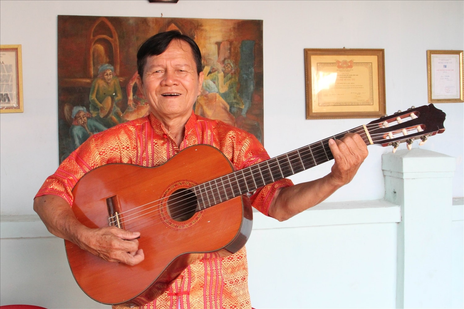 Nghệ sĩ  Ưu tú Amư Nhân phiêu du cùng những giai điệu trên cây đàn guitar.