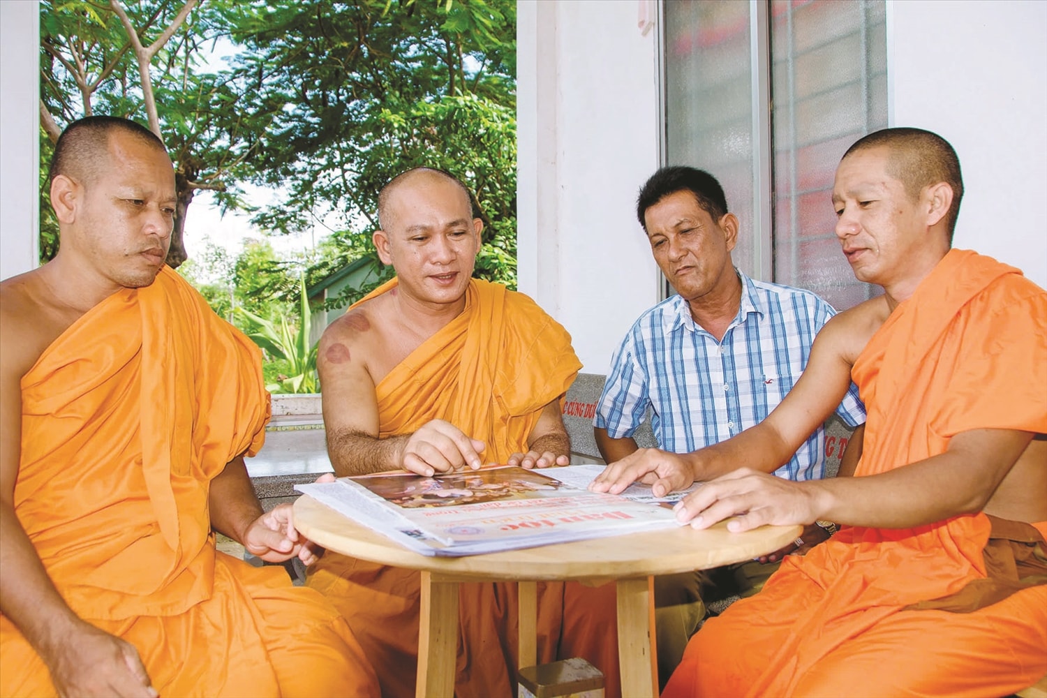Đại đức Chau Bện, trụ trì chùa Xà Xía, TP. Hà Tiên, tỉnh Kiên Giang (thứ 2 từ trái qua) là Người có uy tín  được đồng bào phật tử Khmer kính trọng