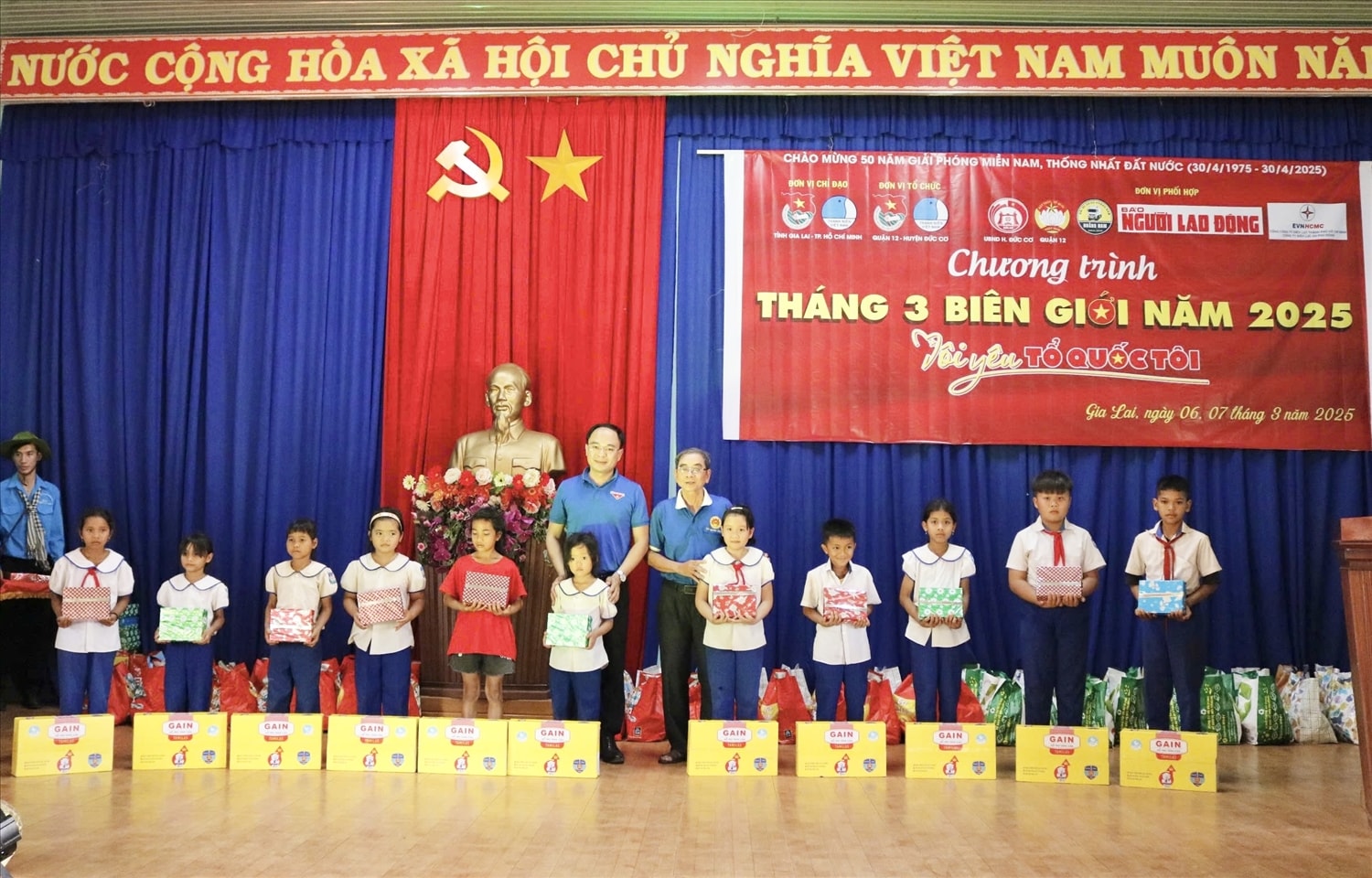 Đoàn công tác trao quà cho các em học sinh khó khăn tại xã Ia Dơk Đoàn công tác trao quà cho các em học sinh khó khăn tại xã Ia Dơk