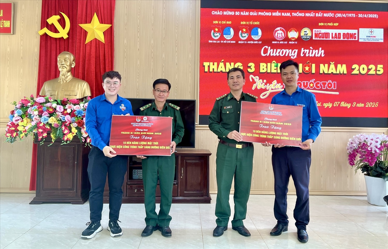 Đoàn công tác đến thăm và trao quà các cán bộ, chiến sĩ Đồn Biên phòng Cửa khẩu Quốc tế Lệ Thanh Đoàn công tác đến thăm và trao quà các cán bộ, chiến sĩ Đồn Biên phòng Cửa khẩu Quốc tế Lệ Thanh