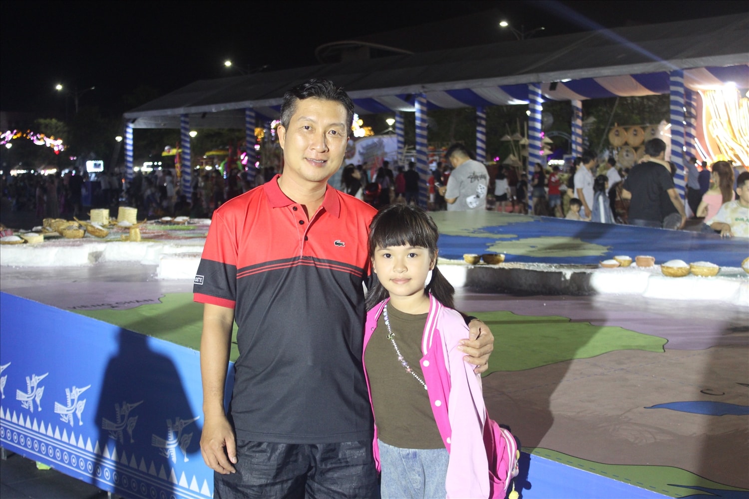 Đưa con gái đến thăm quan không gian Festival, anh Nguyễn Tùng Hân (ngụ tỉnh Bạc Liêu) chia sẻ: Tôi Festival được tổ chức rất hành hoành tráng, từ khâu tổ chức, đến các tác phẩm nghệ thuật như cây đàn kìm, đến bản đồ làm từ muối,... làm cho hai bố con rất thích thú. Là một người con của mảnh đất Bạc Liêu,  tôi rất vinh dự  được đón tiếp du khách và bạn bè quốc tế đến với Bạc Liêu.