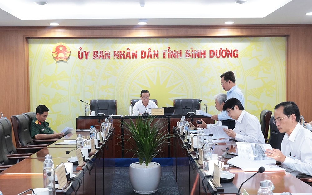 Phó chủ tịch UBND tỉnh Bình Dương Bùi Minh Thạnh (ngồi giữa) chủ trì nghe giới thiệu đề án du lịch sinh thái, nghỉ dưỡng rừng phòng hộ Núi cậu Dầu Tiếng Phó chủ tịch UBND tỉnh Bình Dương Bùi Minh Thạnh (ngồi giữa) chủ trì nghe giới thiệu đề án du lịch sinh thái, nghỉ dưỡng rừng phòng hộ Núi cậu Dầu Tiếng
