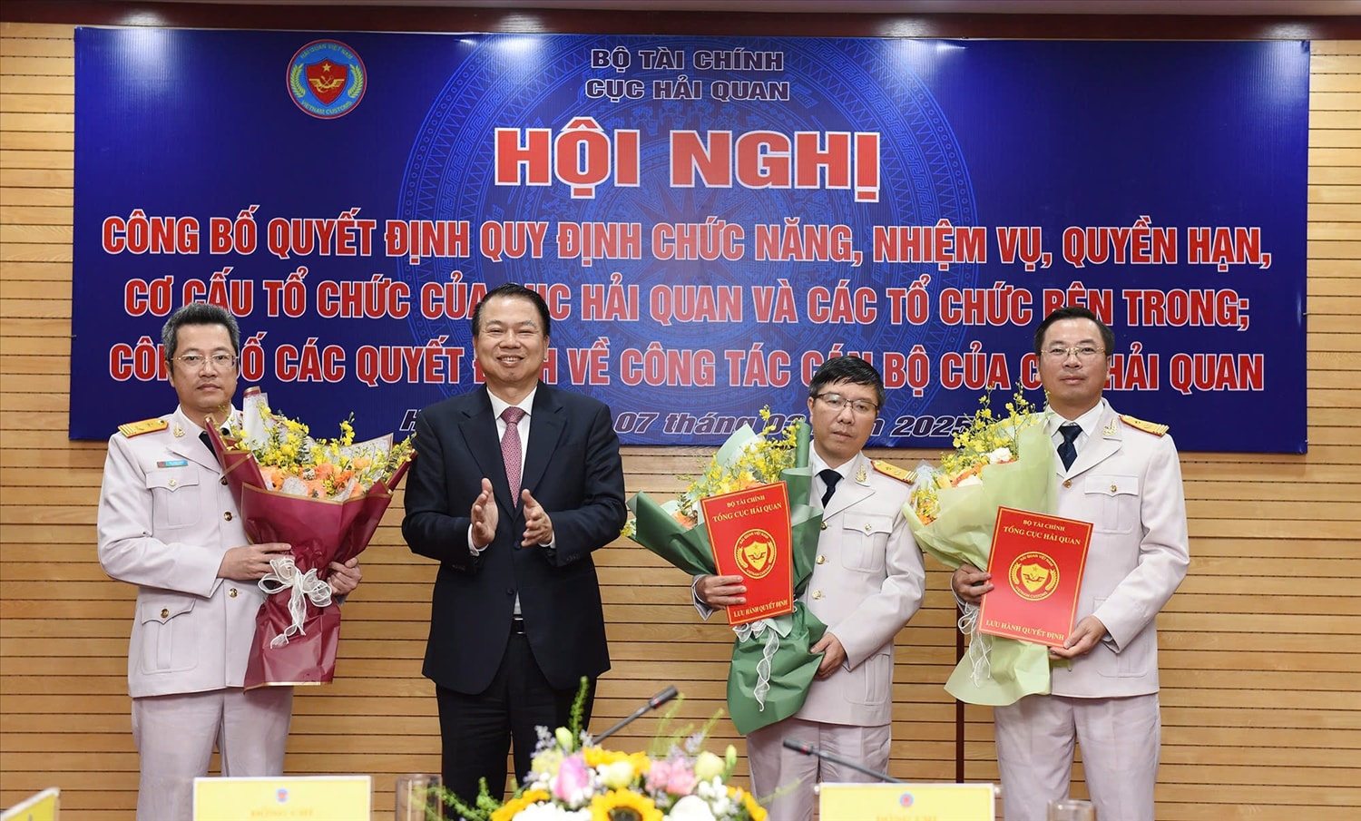 Thứ trưởng Bộ Tài chính Nguyễn Đức Chi trao Quyết định bổ nhiệm 3 Phó Cục trưởng Cục Hải quan. Thứ trưởng Bộ Tài chính Nguyễn Đức Chi trao Quyết định bổ nhiệm 3 Phó Cục trưởng Cục Hải quan.