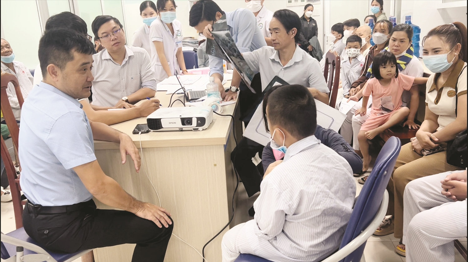 Bác sĩ Phạm Thanh Việt (người đang cầm phim) khám bệnh cho người dân vùng sâu tỉnh Kon Tum.