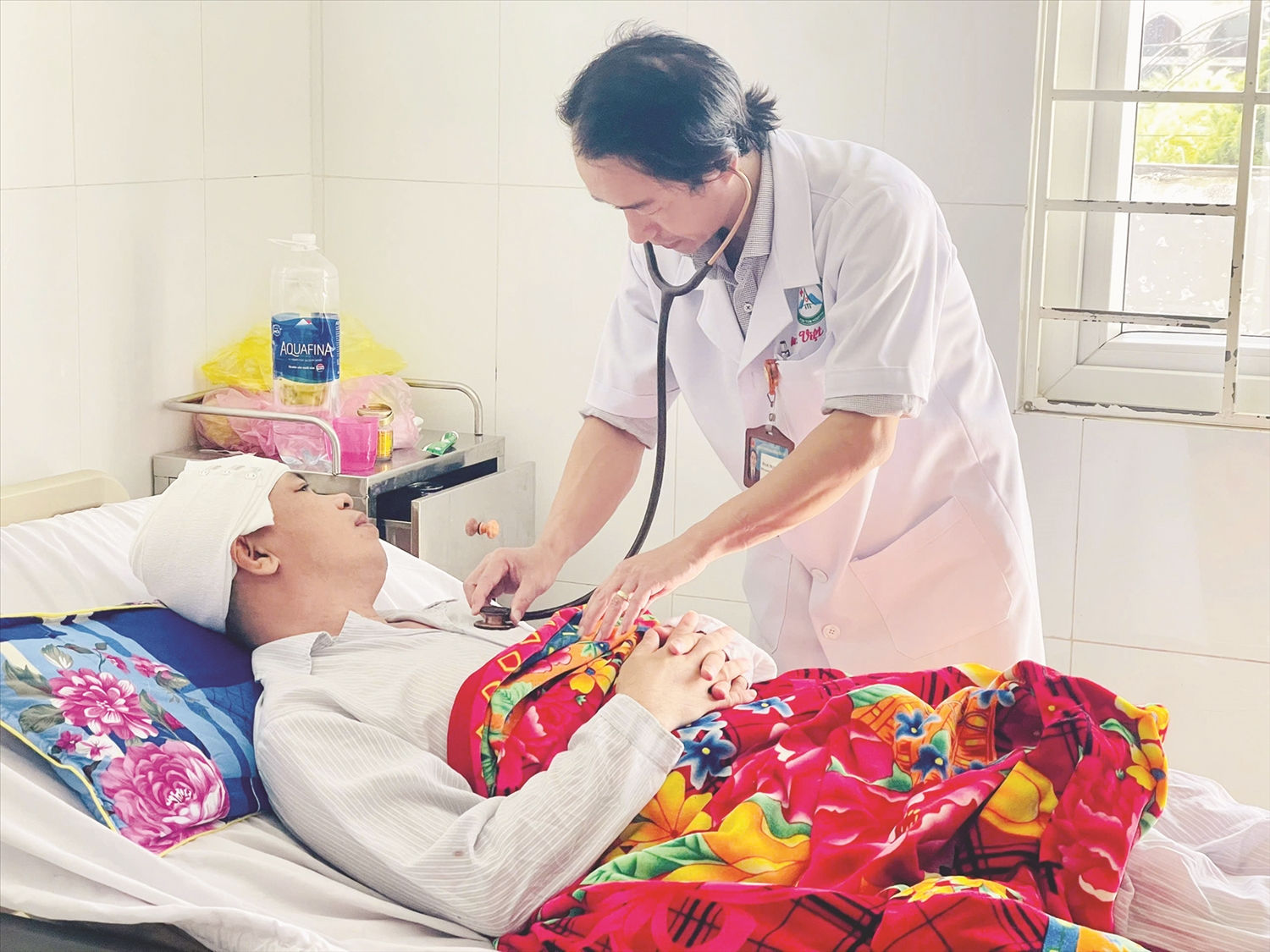 Bác sĩ  Phạm Thanh Việt thường xuyên thăm khám bệnh nhân.