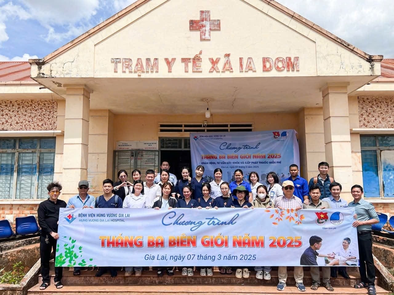 Các y, bác sĩ Bệnh viện Hùng Vương Gia Lai hưởng ứng chương trình 