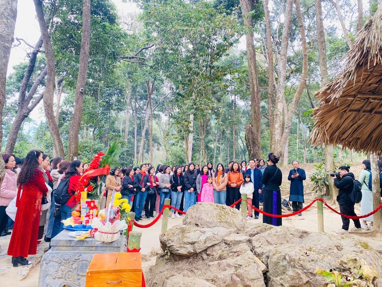 Đoàn đã đến dâng hương, hoa tưởng nhớ và nghe giới thiệu về những tháng ngày Chủ tịch Hồ Chí Minh sống và làm việc tại lán Nà Nưa Đoàn đã đến dâng hương, hoa tưởng nhớ và nghe giới thiệu về những tháng ngày Chủ tịch Hồ Chí Minh sống và làm việc tại lán Nà Nưa